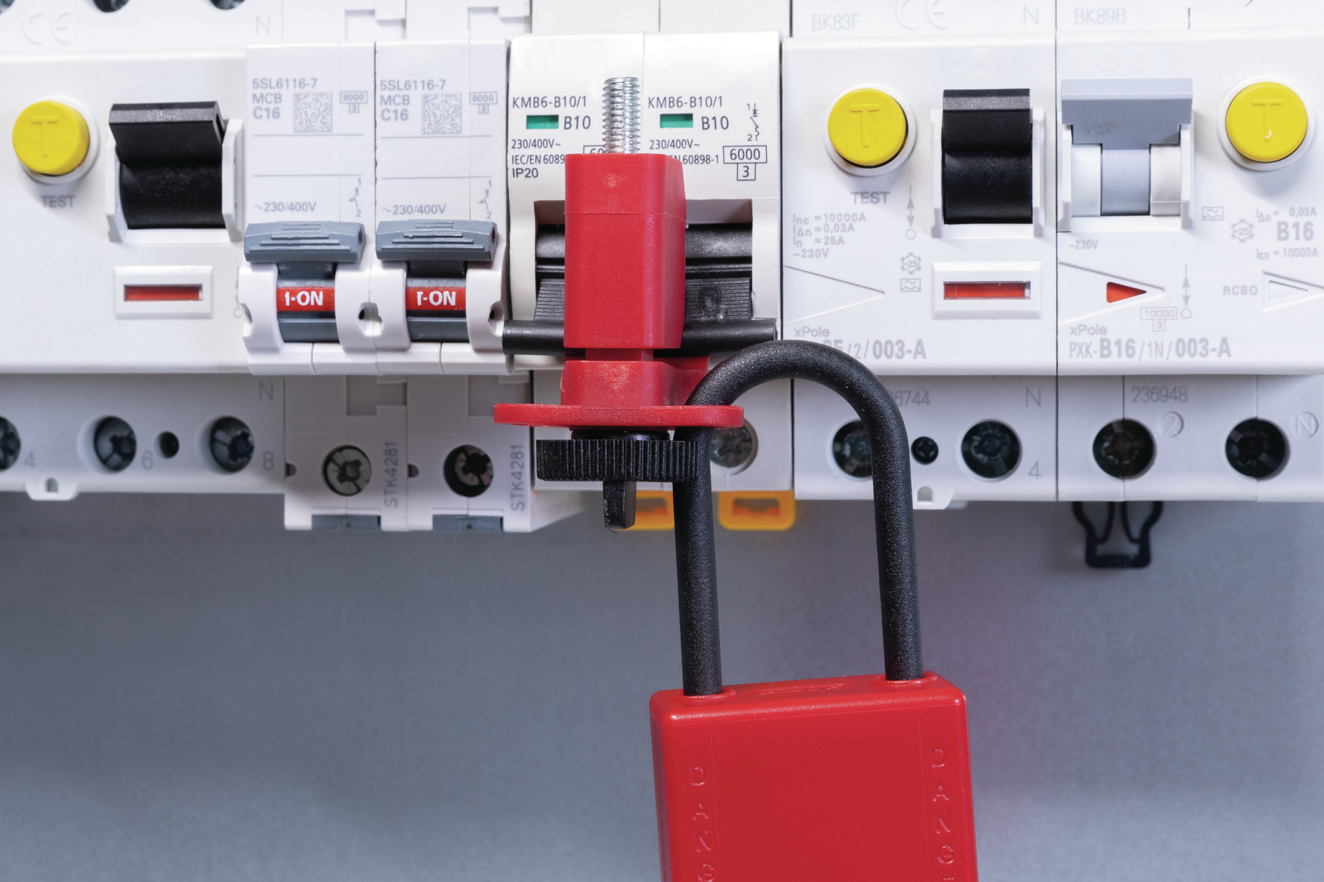 Application example - Multi-pole circuit breaker lockout E222